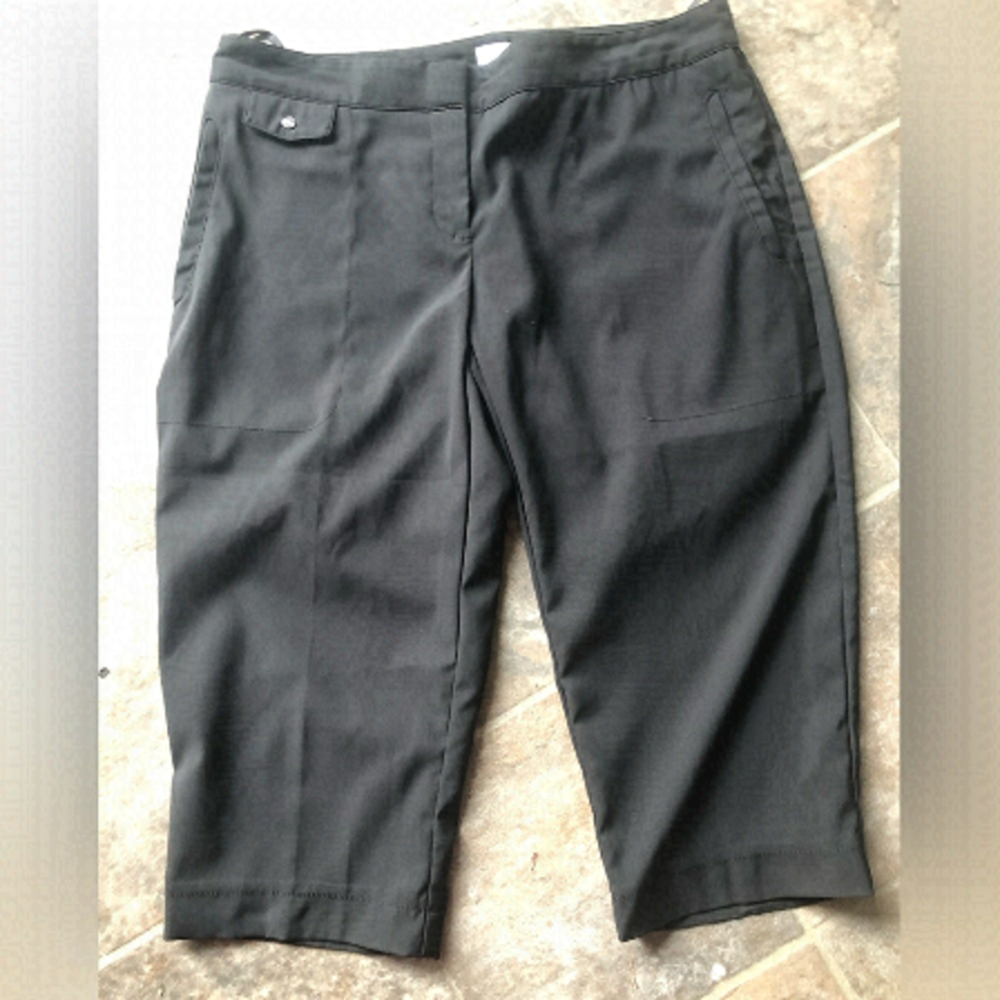 IZOD GOLF black capris